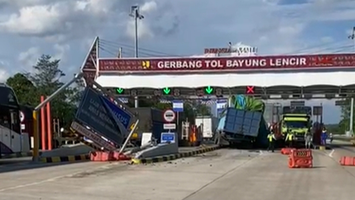 Truk Fuso Tabrak Pembatas dan Palang Pintu Tol Baleno, Diduga Rem Blong