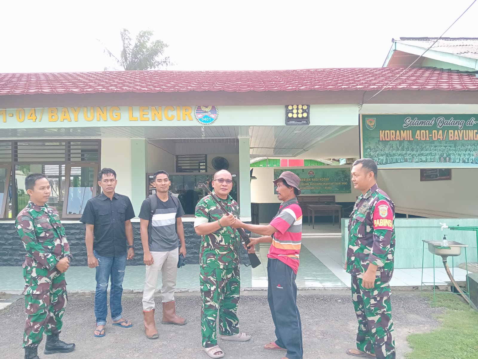 Warga Bayung Lencir Serahkan Senjata Api Rakitan ke Koramil 401-04/Bayung Lencir