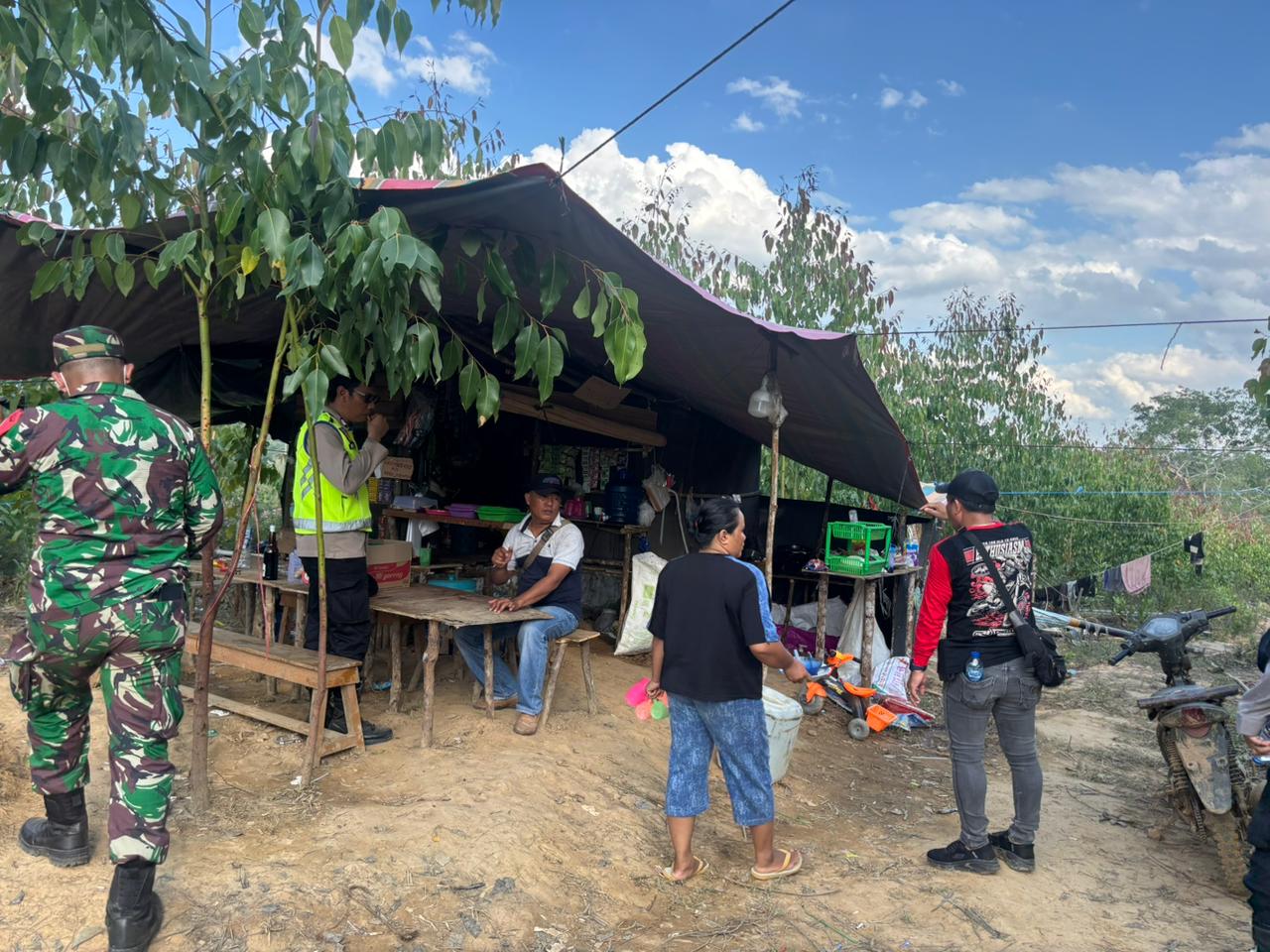 Utamakan Pendekatan Persuasif, Aparat Gabungan Sosialisasikan Larangan Illegal Drilling di Bayung Lencir