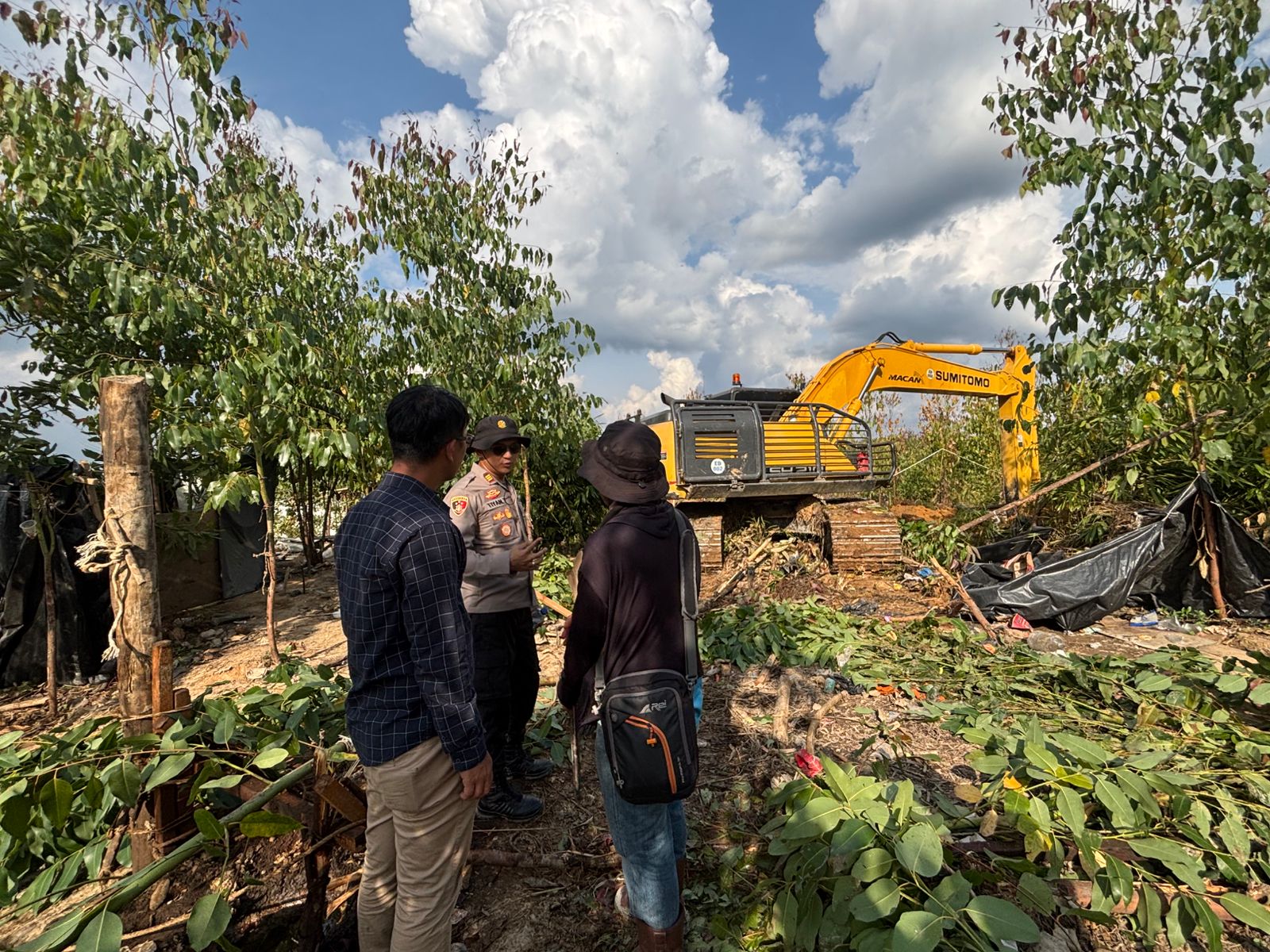 Sumur Minyak di Kawasan PT BPP Ditutup dengan Alat Berat, Penegakkan Hukum Berkeadilan Polsek Bayung Lencir Tuai Apresiasi Masyarakat