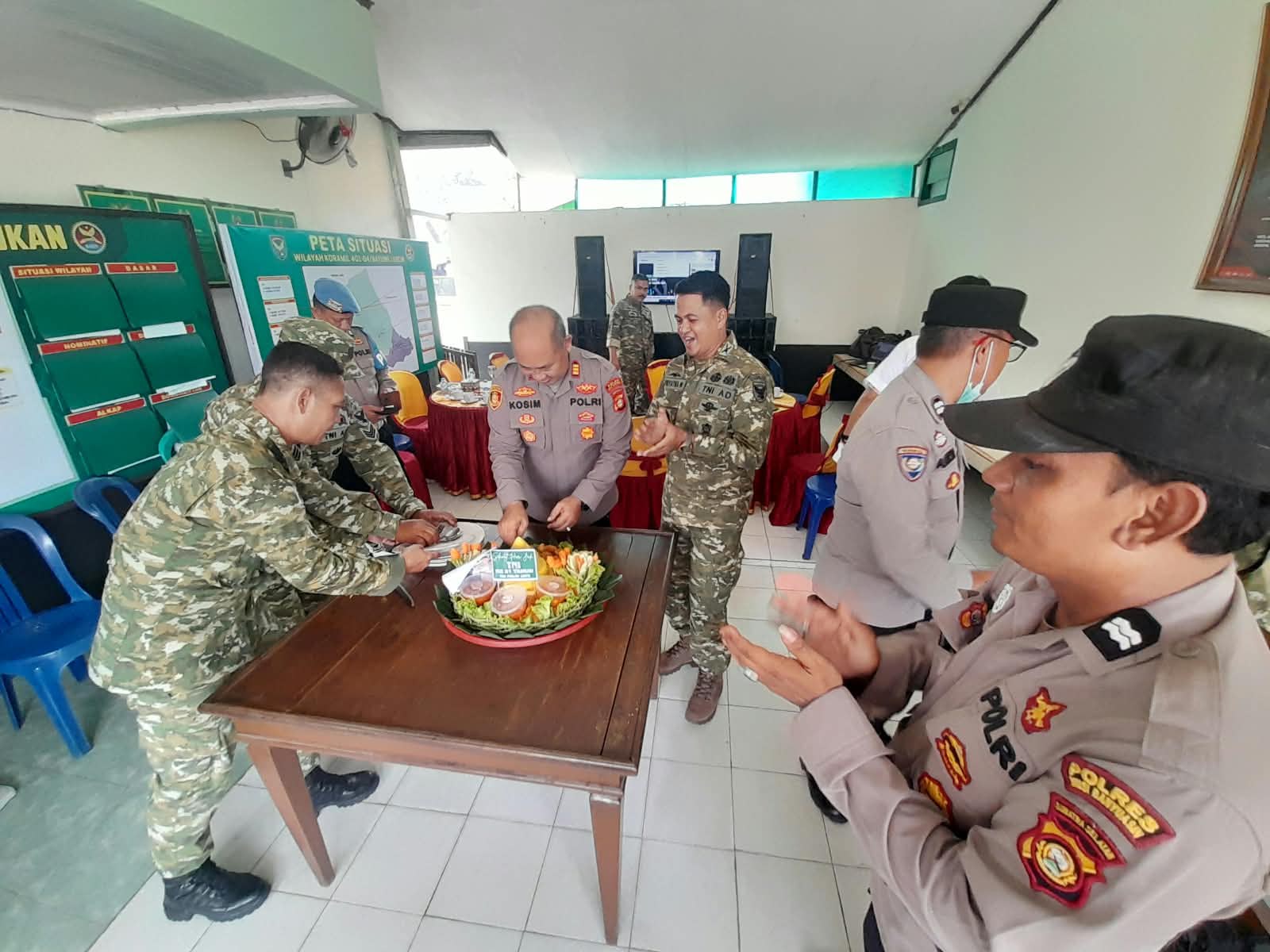 Polsek Bayung Lencir Berikan Tumpeng HUT TNI ke-81 ke Koramil 401-04, Perkuat Sinergitas TNI-Polri