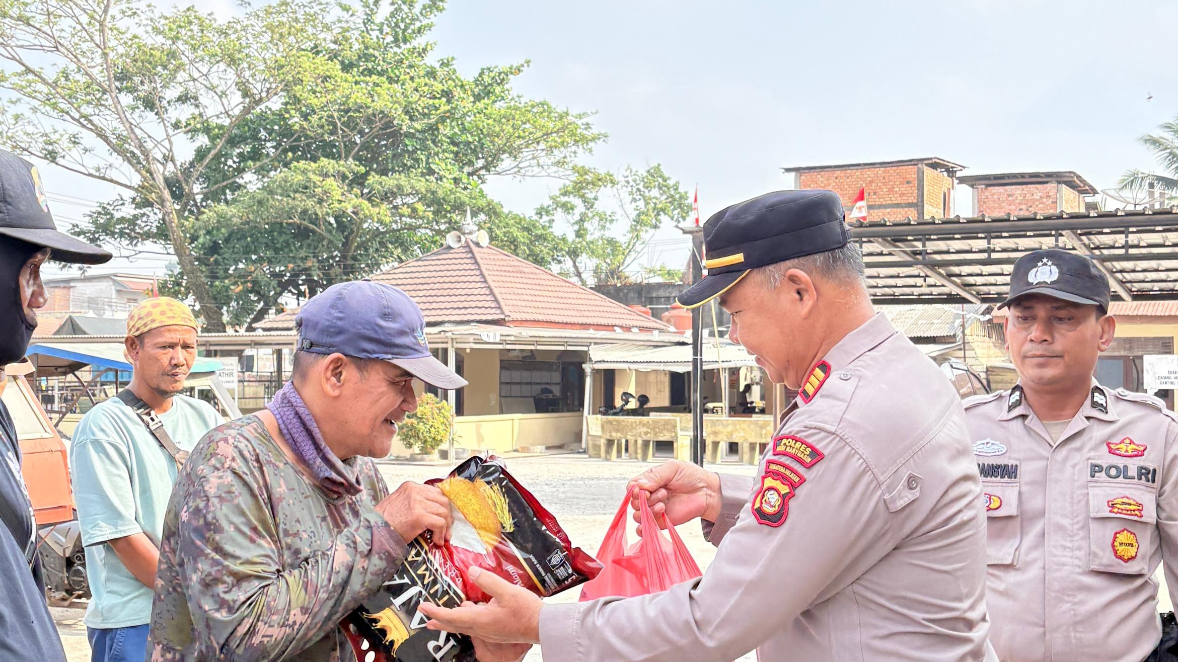 Senyum Driver Bentor Mengembang, Polsek Bayung Lencir Bagikan Sembako Lewat Jumat Berkah