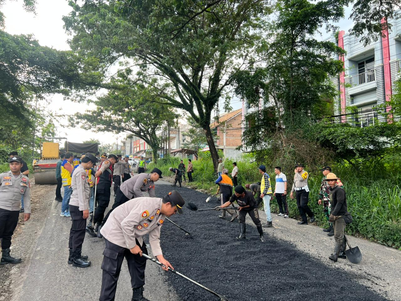 Jelang Mudik Lebaran, Polres OKU Tambal Jalan Berlubang di Jalur Lintas Sumatera